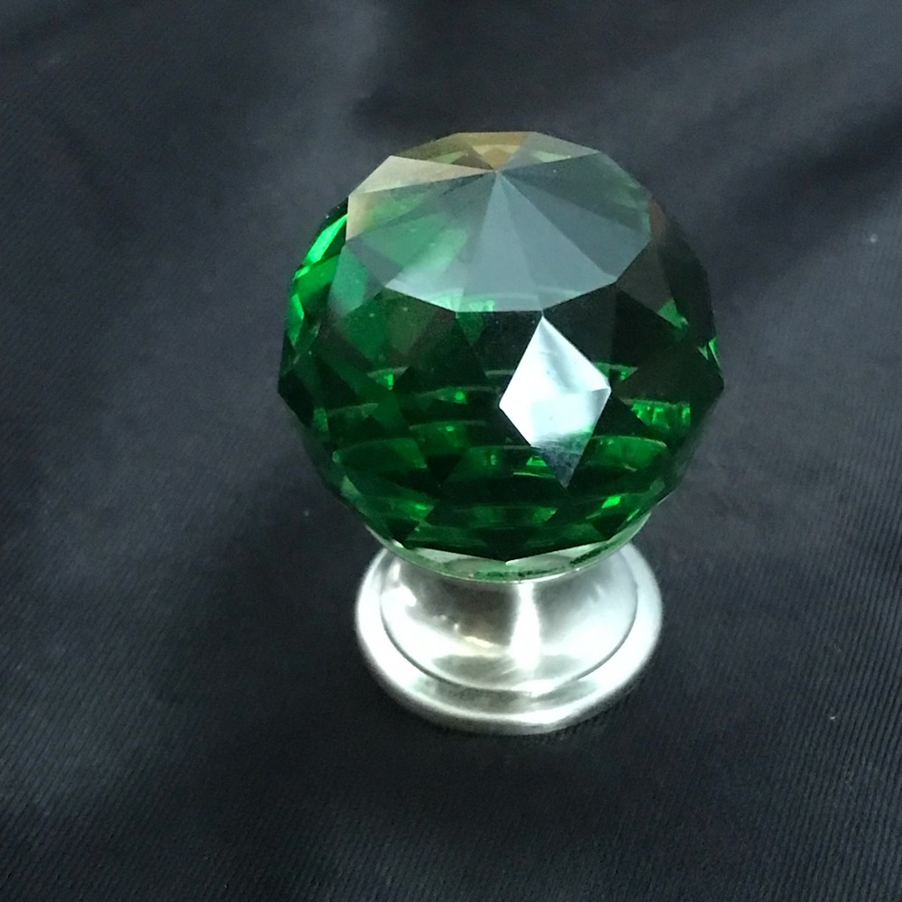 TOP KNOBS 1 1/8” TK119BSN GREEN CRYSTAL KNOB W/BRUSHED SATIN NICKEL BASE